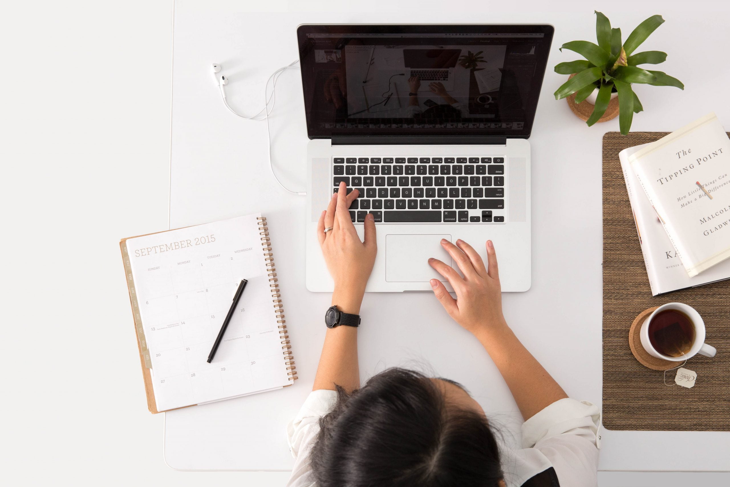 laptop_and_booking_picture